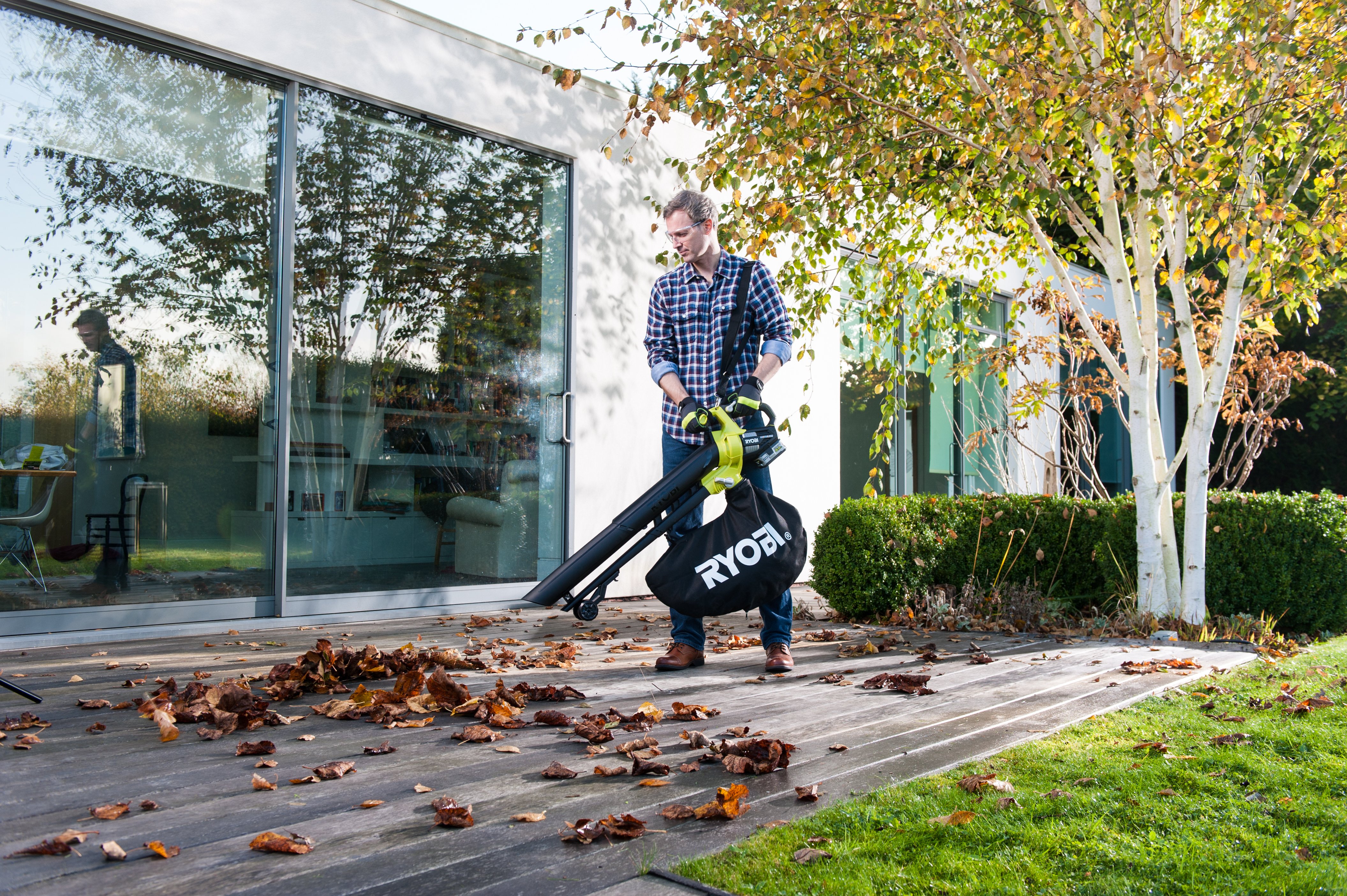 RYOBI bladblazer-zuiger 18V met opvangzak in tuin