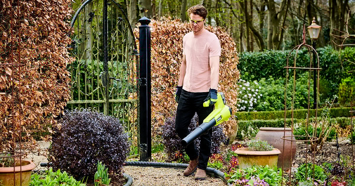 RYOBI accu bladblazer 18V in gebruik op terras