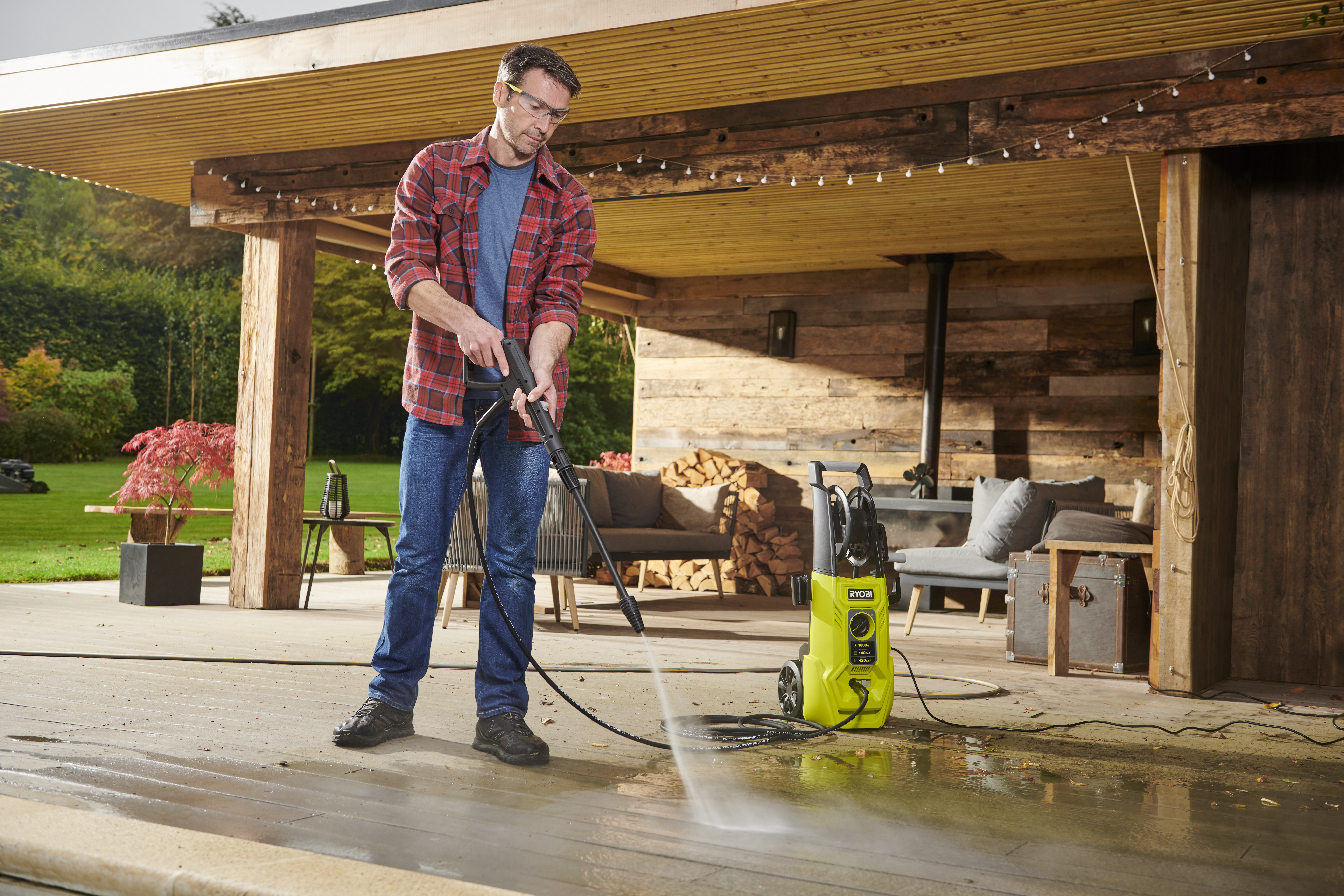 RY140PWA-P-App_1.jpg RYOBI hogedrukreiniger terras schoonmaken
