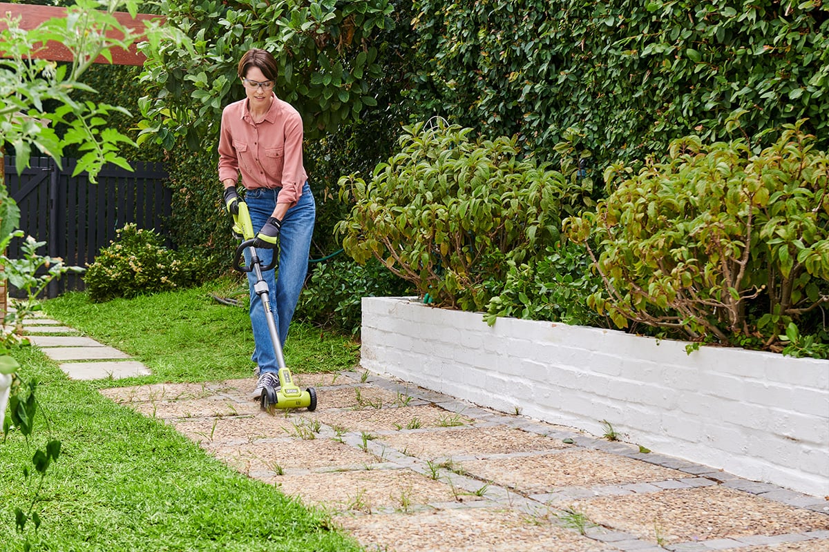 RY18PCC-blog.jpg RYOBI accu voegenborstel RY18PCC mos verwijderen voegen terras